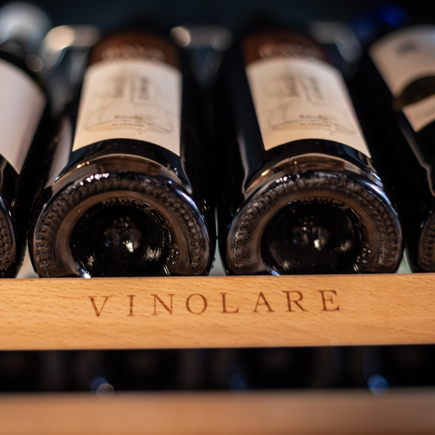 Vinolare_Dolce_inbouw_wijnklimaatkast_15_flessen_detail_logo_plateau_wijn