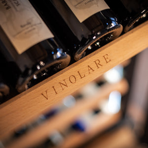 Vinolare_Grazioso_inbouw_wijnklimaatkast_95_flessen_detail_logo_plateau_wijn