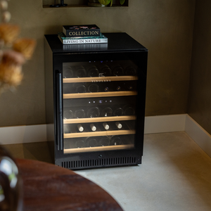 Vinolare_Adagio_vrijstaand_wijnklimaatkast_40_flessen_houten_plateau_wijn_flessen_sfeer